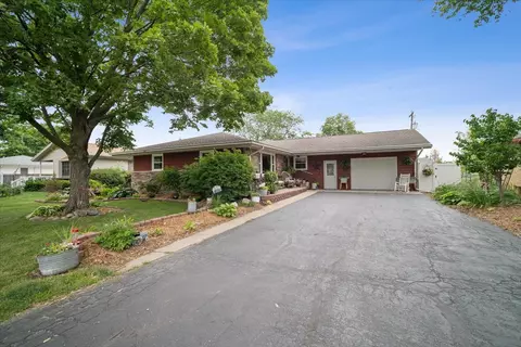 315 S 7th Ave, Chenoa, IL 61726