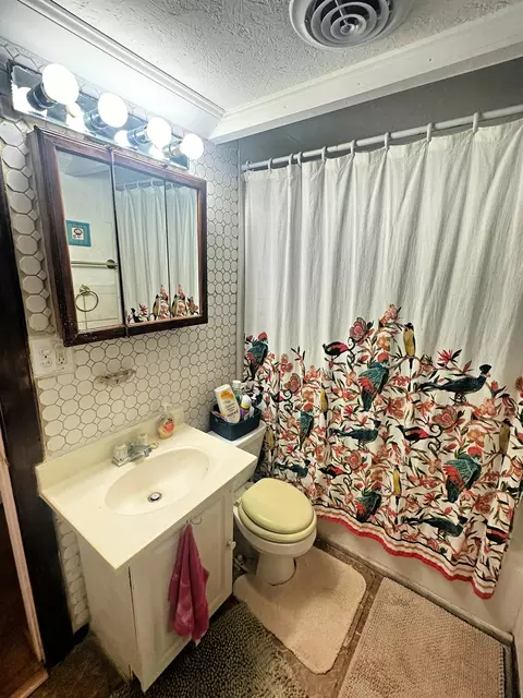 Bath - 1141 1st Ave, Ottawa, IL 61350 photo 2 of 2