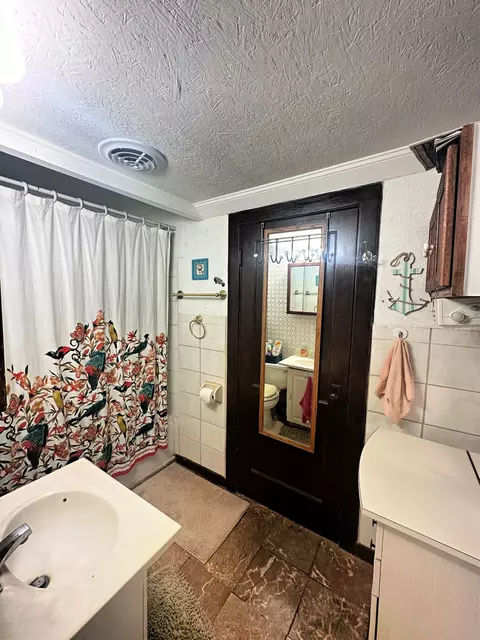 Bath - 1141 1st Ave, Ottawa, IL 61350 photo 1 of 2