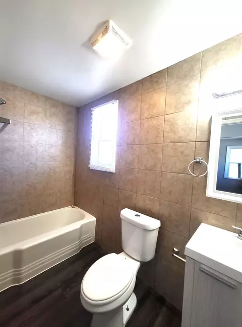 Bath - 705 Peck Pl, Elgin, IL 60120 photo 1 of 2