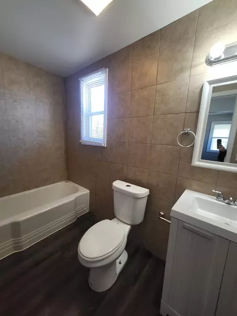 Bath - 705 Peck Pl, Elgin, IL 60120 photo 2 of 2