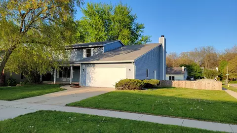 2016 Fallen Oak Rd, Bloomington, IL 61704