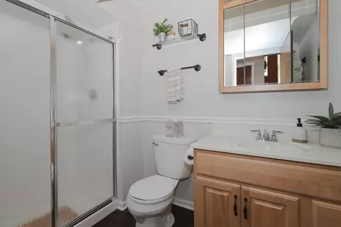 Bath - 1990 Nottingham Ln, Wheaton, IL 60189 photo 2 of 2