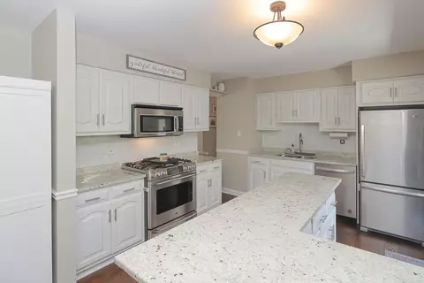 Kitchen - 1990 Nottingham Ln, Wheaton, IL 60189 photo 5 of 5