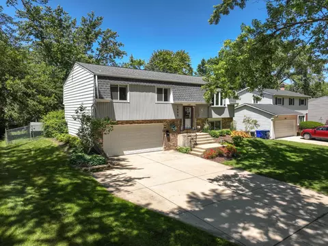 Exterior - 1990 Nottingham Ln, Wheaton, IL 60189 photo 2 of 5