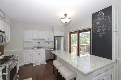 Kitchen - 1990 Nottingham Ln, Wheaton, IL 60189 photo 4 of 5
