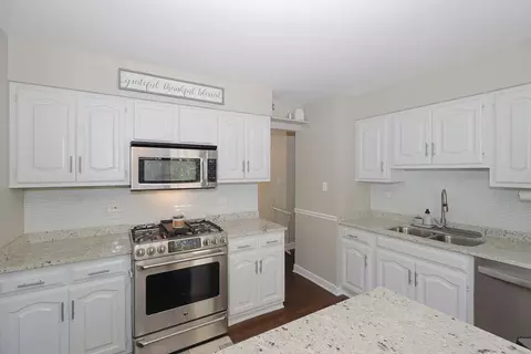 Kitchen - 1990 Nottingham Ln, Wheaton, IL 60189 photo 2 of 5