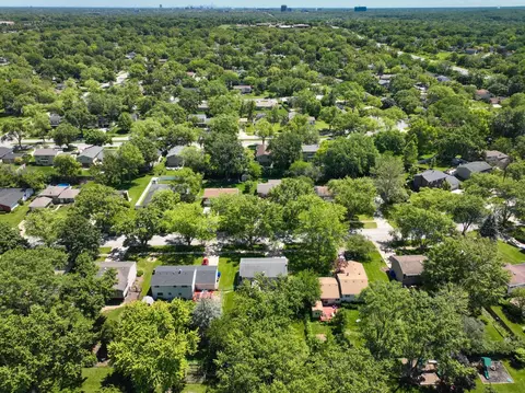 View/Area - 1990 Nottingham Ln, Wheaton, IL 60189 photo 2 of 2