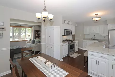 Kitchen - 1990 Nottingham Ln, Wheaton, IL 60189 photo 3 of 5