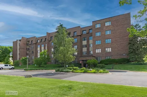 453 Raintree Dr #4B, Glen Ellyn, IL 60137