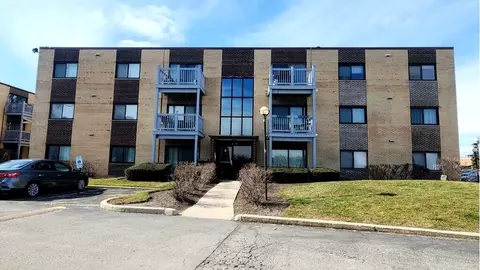 674 Pinecrest Dr #104, Prospect Heights, IL 60070