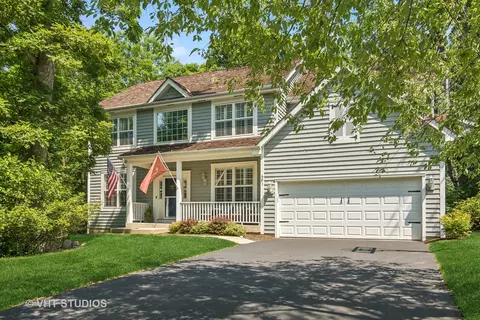 691 Catalina Ct, Lindenhurst, IL 60046