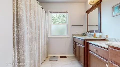 Bath - 683 Paddock Ln, Batavia, IL 60510 photo 3 of 3