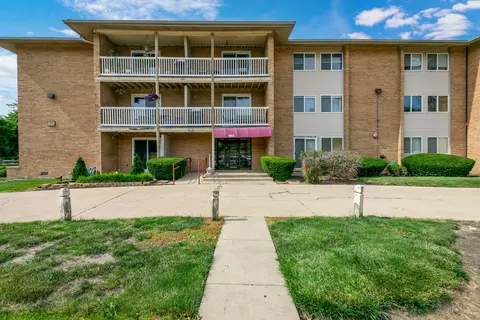 960 Beau Dr #302, Des Plaines, IL 60016