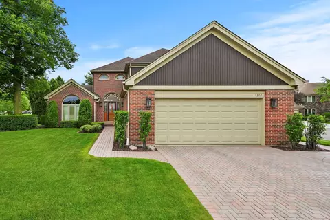2302 E Barberry Ct, Arlington Heights, IL 60004