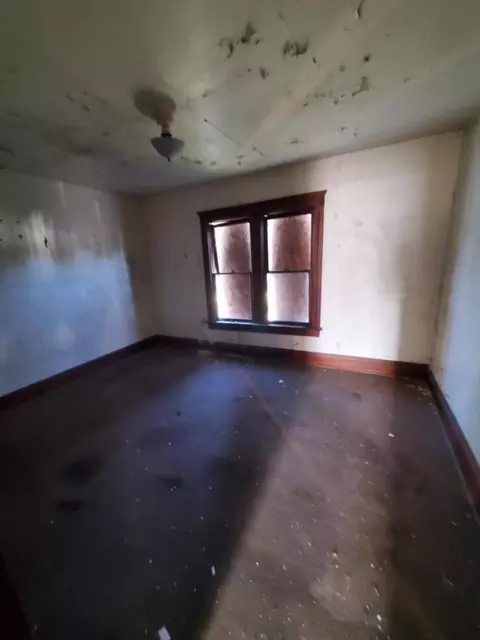 Bedroom - 902 S Oak Ave, Freeport, IL 61032 photo 2 of 3