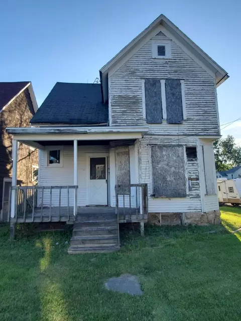 902 S Oak Ave, Freeport, IL 61032