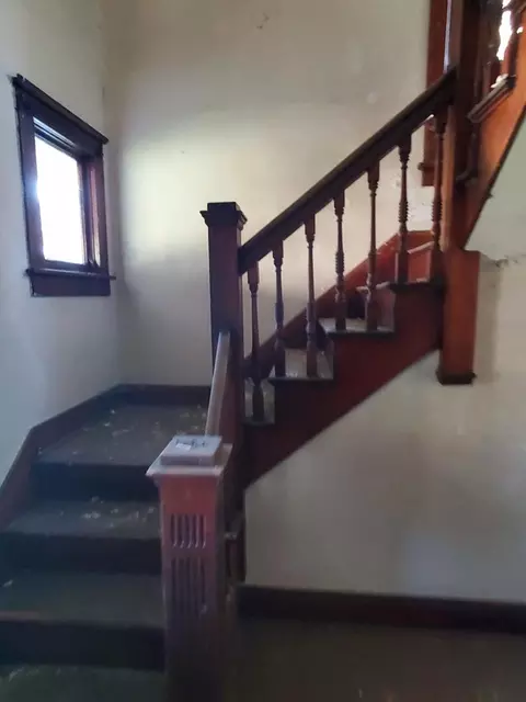 Entry Way - 902 S Oak Ave, Freeport, IL 61032 photo 1 of 2