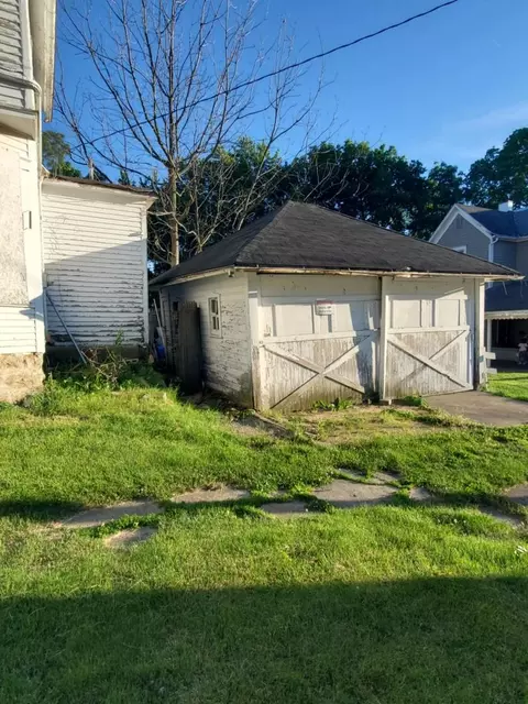 Exterior - 902 S Oak Ave, Freeport, IL 61032 photo 2 of 2