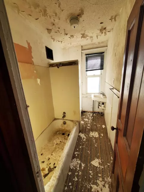 Bath - 902 S Oak Ave, Freeport, IL 61032 photo 1 of 1
