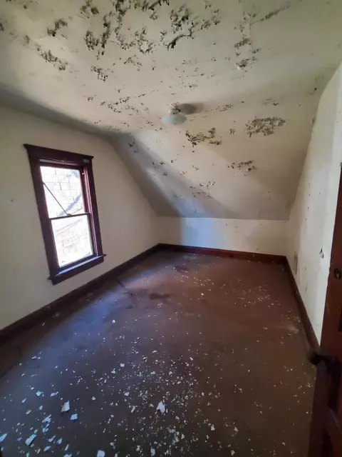 Bedroom - 902 S Oak Ave, Freeport, IL 61032 photo 3 of 3