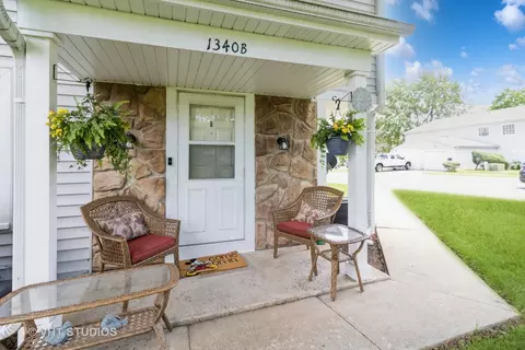 1340 N Glen Cir #B, Aurora, IL 60506