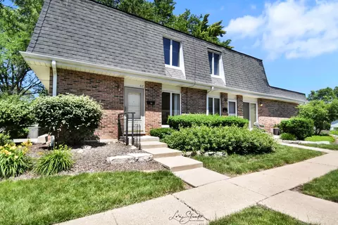 417 Sunnybrook Ln, Wheaton, IL 60187