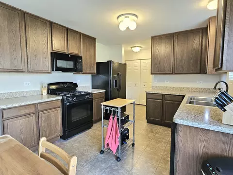 906 Timber Springs Dr, Joliet, IL 60432 photo 4