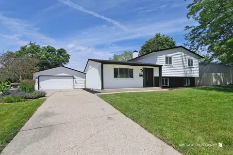 18390 N Linda Ln, Gurnee, IL 60031