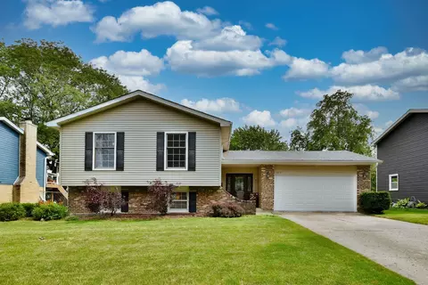 1374 Brentwood Ln, Wheaton, IL 60189