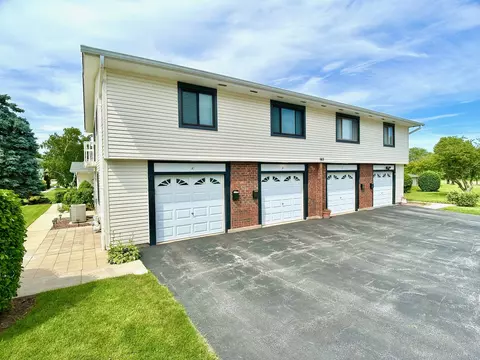 165 Chatham Ct #A, Bloomingdale, IL 60108