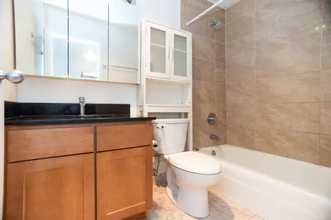 Bath - Undisclosed, Chicago, IL 60657 photo 1 of 1