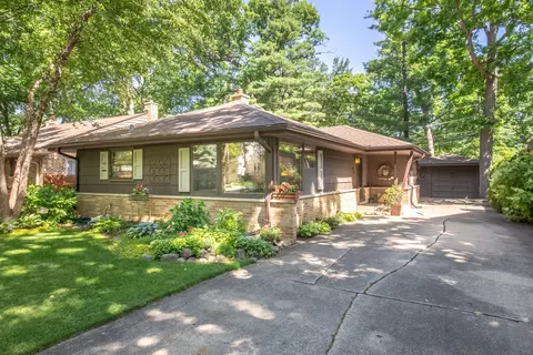 2204 W Crescent Ave, Park Ridge, IL 60068
