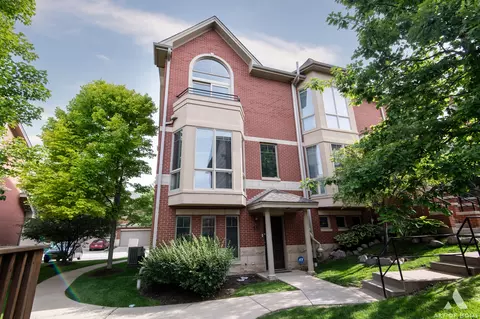 35 Northfield Ter, Wheeling, IL 60090