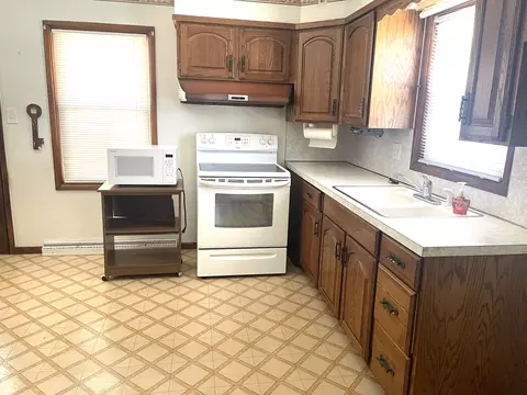 Kitchen - 712 Henry St, Peru, IL 61354 photo 1 of 2