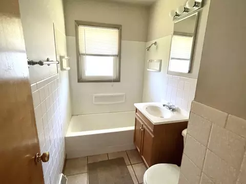 Bath - 712 Henry St, Peru, IL 61354 photo 1 of 2