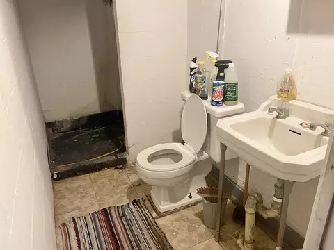 Bath - 712 Henry St, Peru, IL 61354 photo 2 of 2