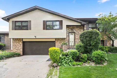 130 Mockingbird Ln, Wheeling, IL 60090