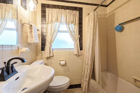 Bath - 167 Maplewood Rd, Riverside, IL 60546 photo 2 of 2