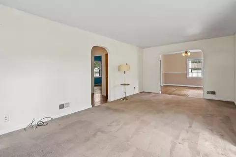 Living - 1302 NW Circle Dr, Kankakee, IL 60901 photo 3 of 8