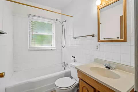 Bath - 1302 NW Circle Dr, Kankakee, IL 60901 photo 1 of 1