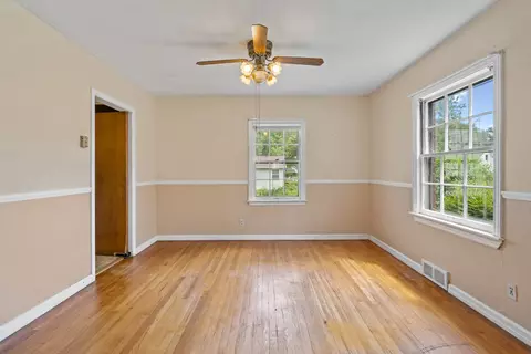 Living - 1302 NW Circle Dr, Kankakee, IL 60901 photo 5 of 8