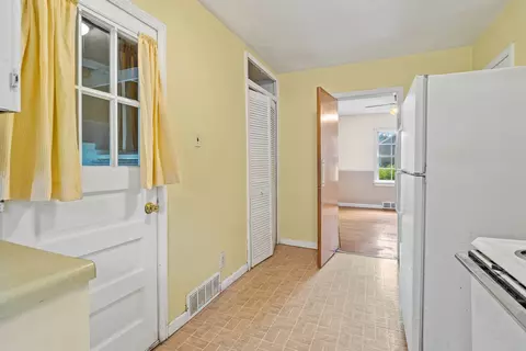 Entry Way - 1302 NW Circle Dr, Kankakee, IL 60901 photo 4 of 4