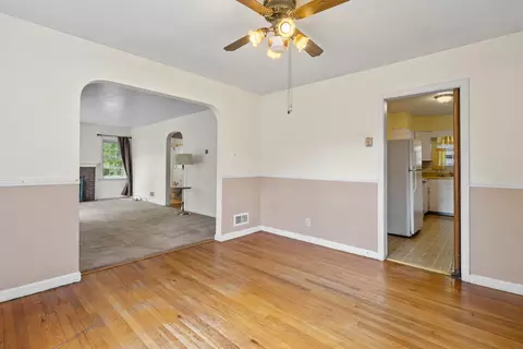 Living - 1302 NW Circle Dr, Kankakee, IL 60901 photo 4 of 8