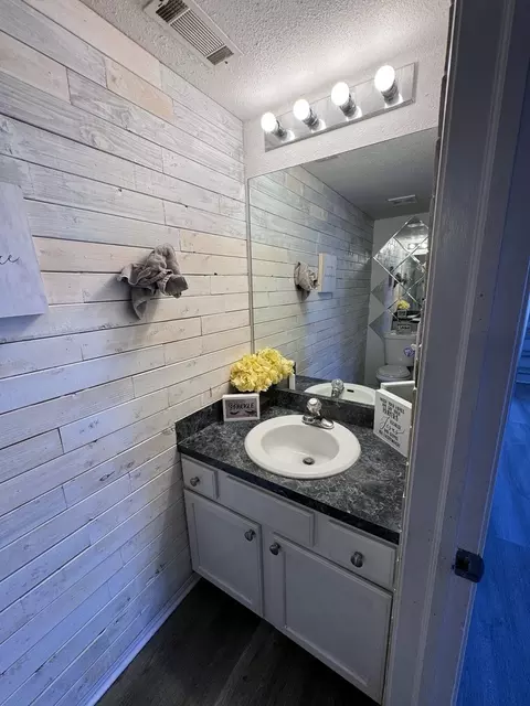 Bath - 1650 Quinn Dr, Plainfield, IL 60544 photo 1 of 2
