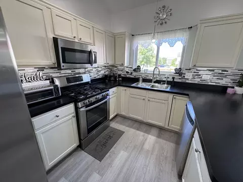 Kitchen - 1650 Quinn Dr, Plainfield, IL 60544 photo 3 of 4