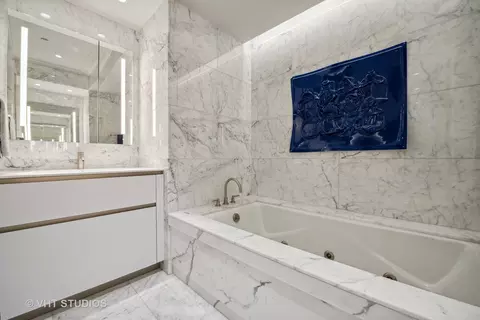 Bath - 159 E Walton Pl #8A, Chicago, IL 60611 photo 2 of 5