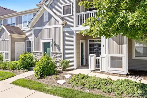 2275 Aurora Dr #5, Pingree Grove, IL 60140