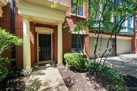 153 Festival Ct, Elgin, IL 60120