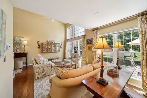 Living - 956 Willow St, Itasca, IL 60143 photo 2 of 3